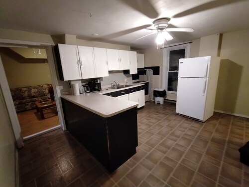 Cozy downtown two bedrooms free parking