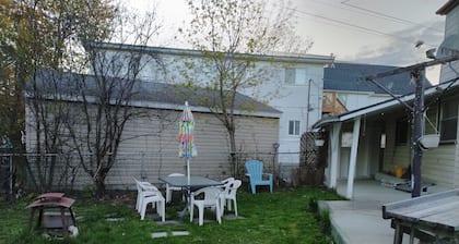 Cozy downtown two bedrooms free parking