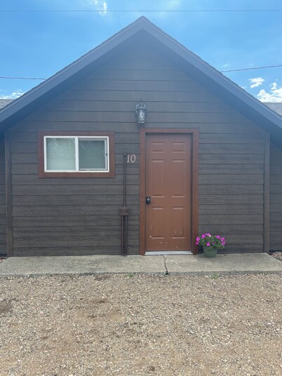 Dakota Landing Cabins & Motel: #10-Cozy, newly remodeled cabin 