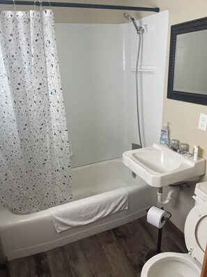 Bathroom - Dakota Landing Cabins & Motel: #10-Cozy, newly remodeled cabin  (Faulkton)