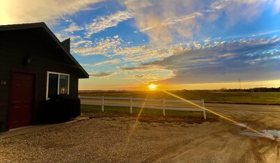 Dakota Landing Cabins & Motel: #10-Cozy, newly remodeled cabin 
