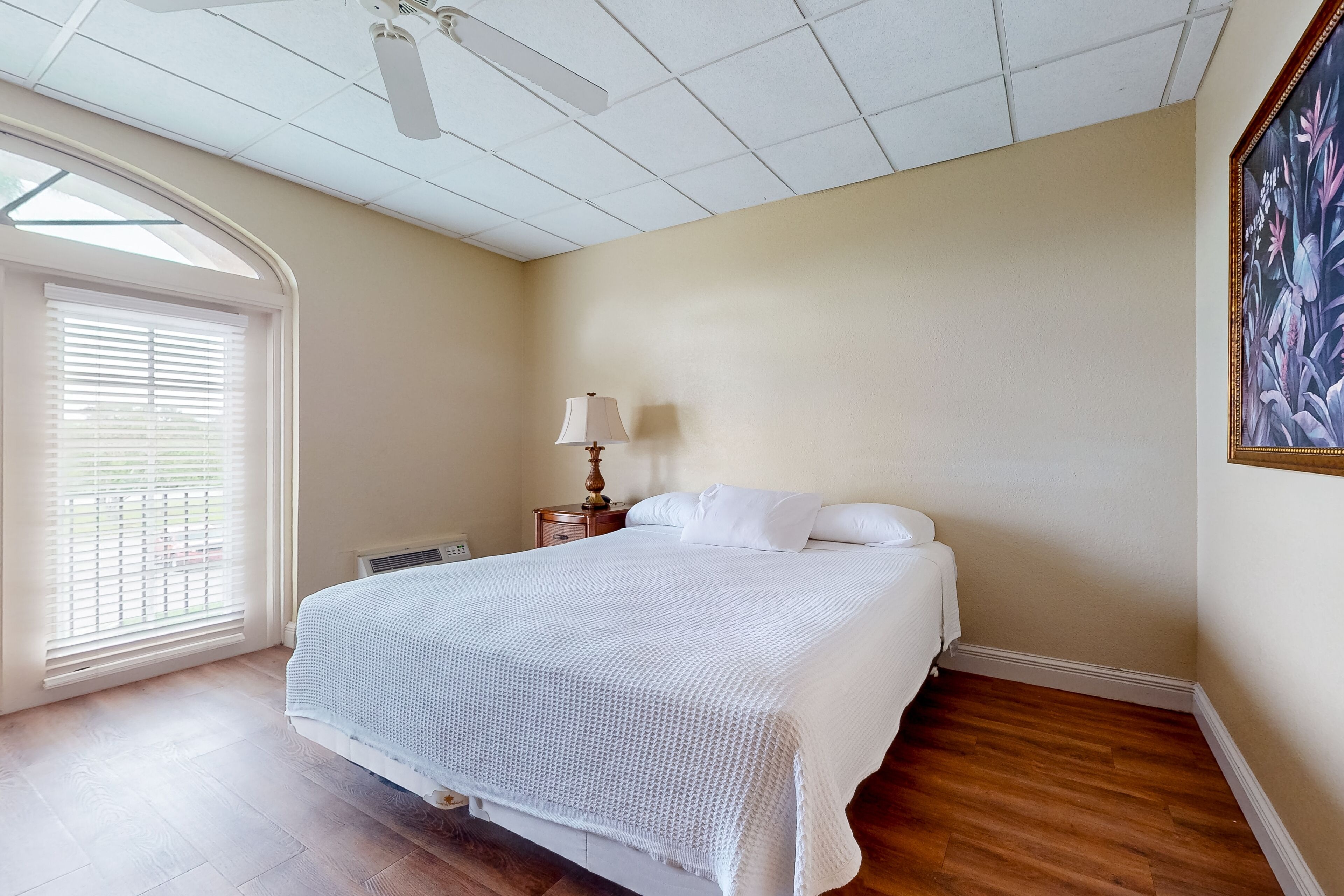 Breezy studio with game room, heated pool, restaurant, tennis, BBQ, gym, W/D, AC