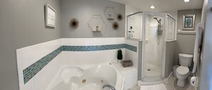 Condo conforto | Banheiro | Banheira, toalhas de banho
