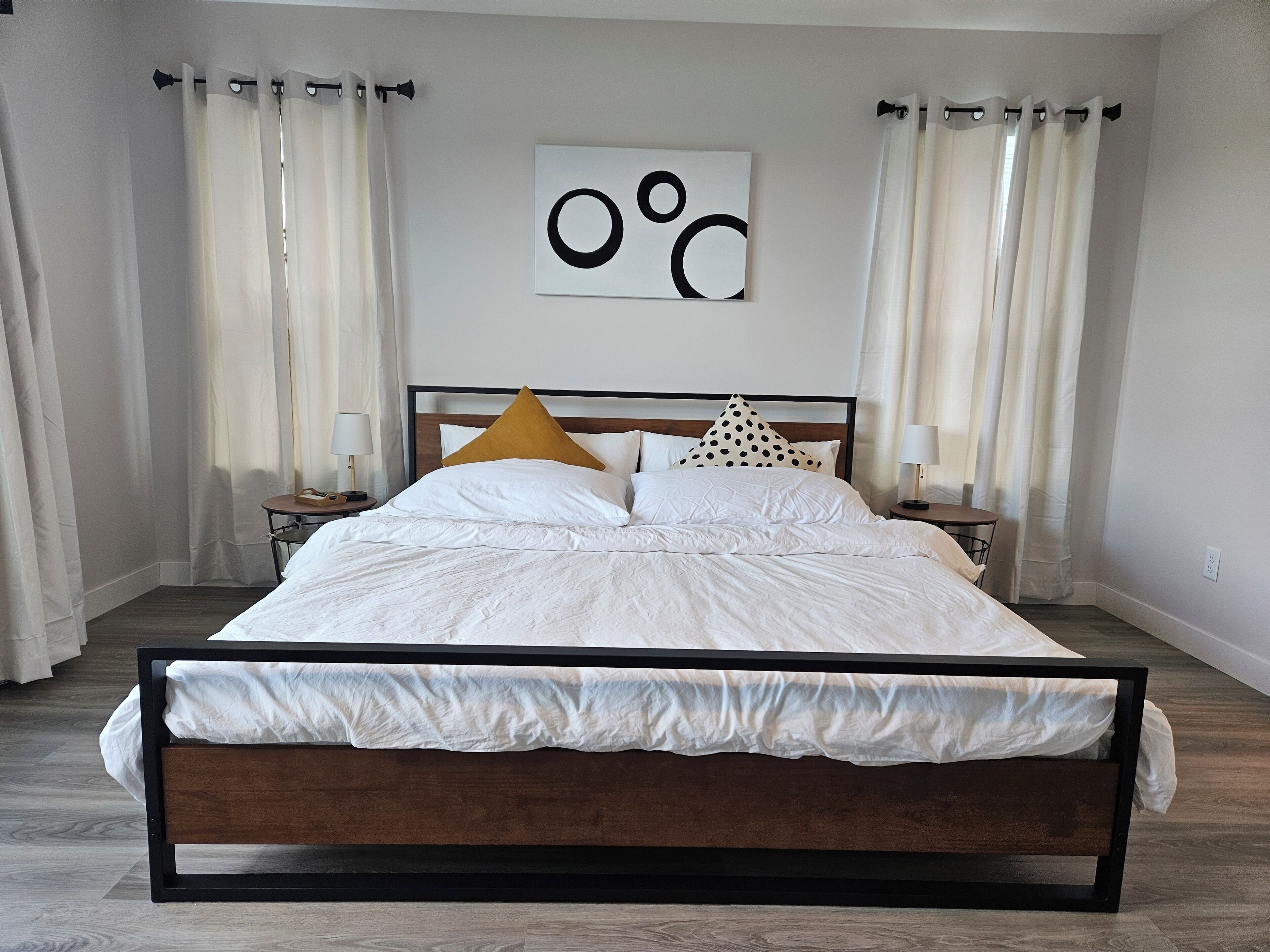 3 bedrooms, desk, iron/ironing board, travel crib