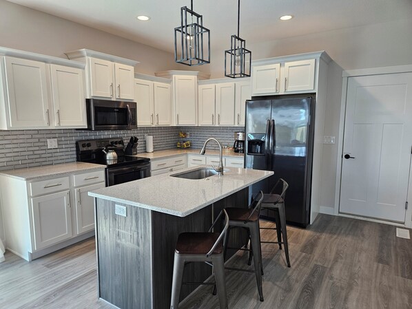 Réfrigérateur, micro-ondes, four, plaque de cuisson