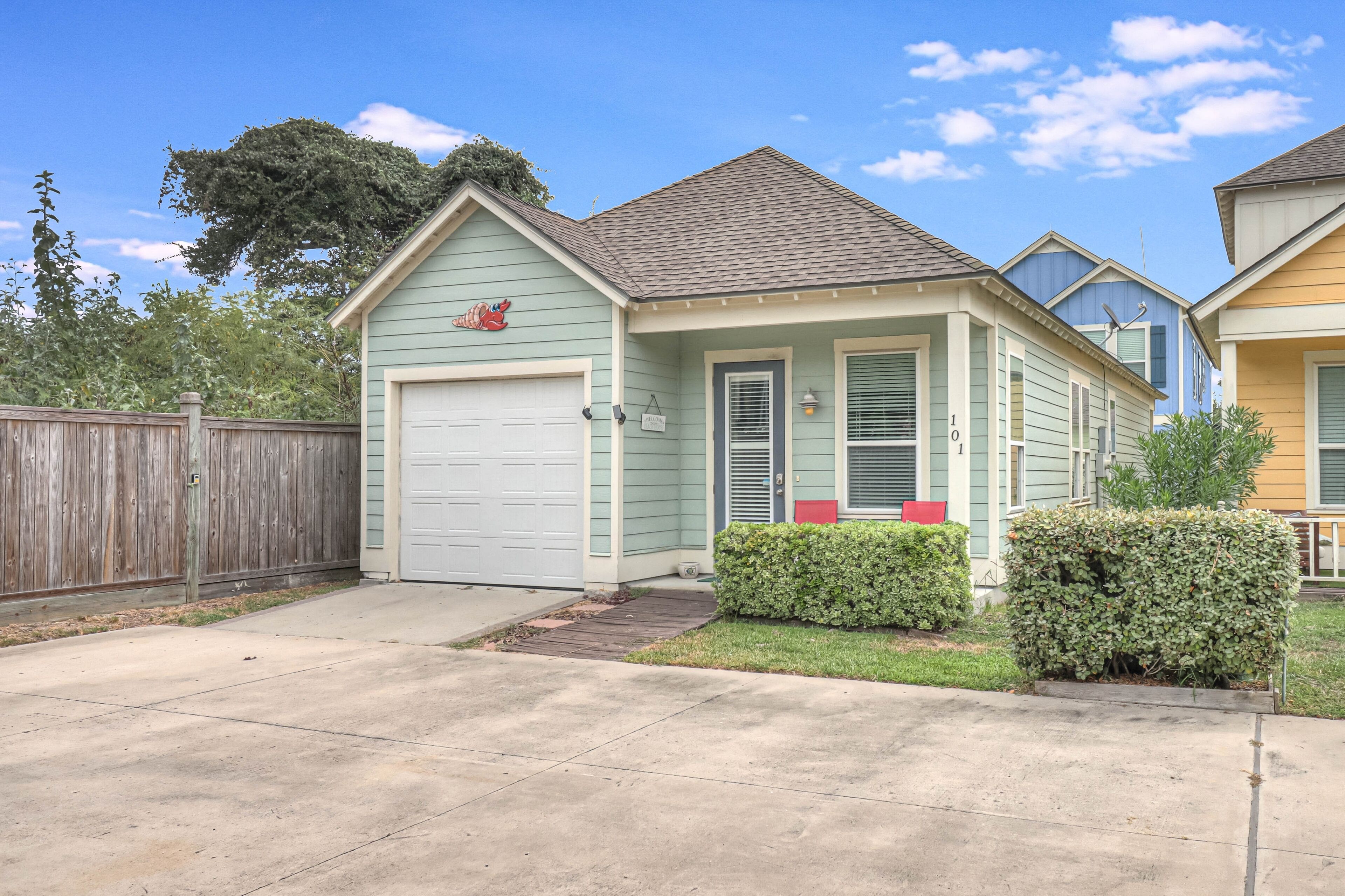 Coastal snowbird-friendly house with pool, central AC & steps from the bay