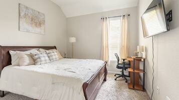 Comfort House | 2 bedrooms, desk, laptop workspace, blackout drapes