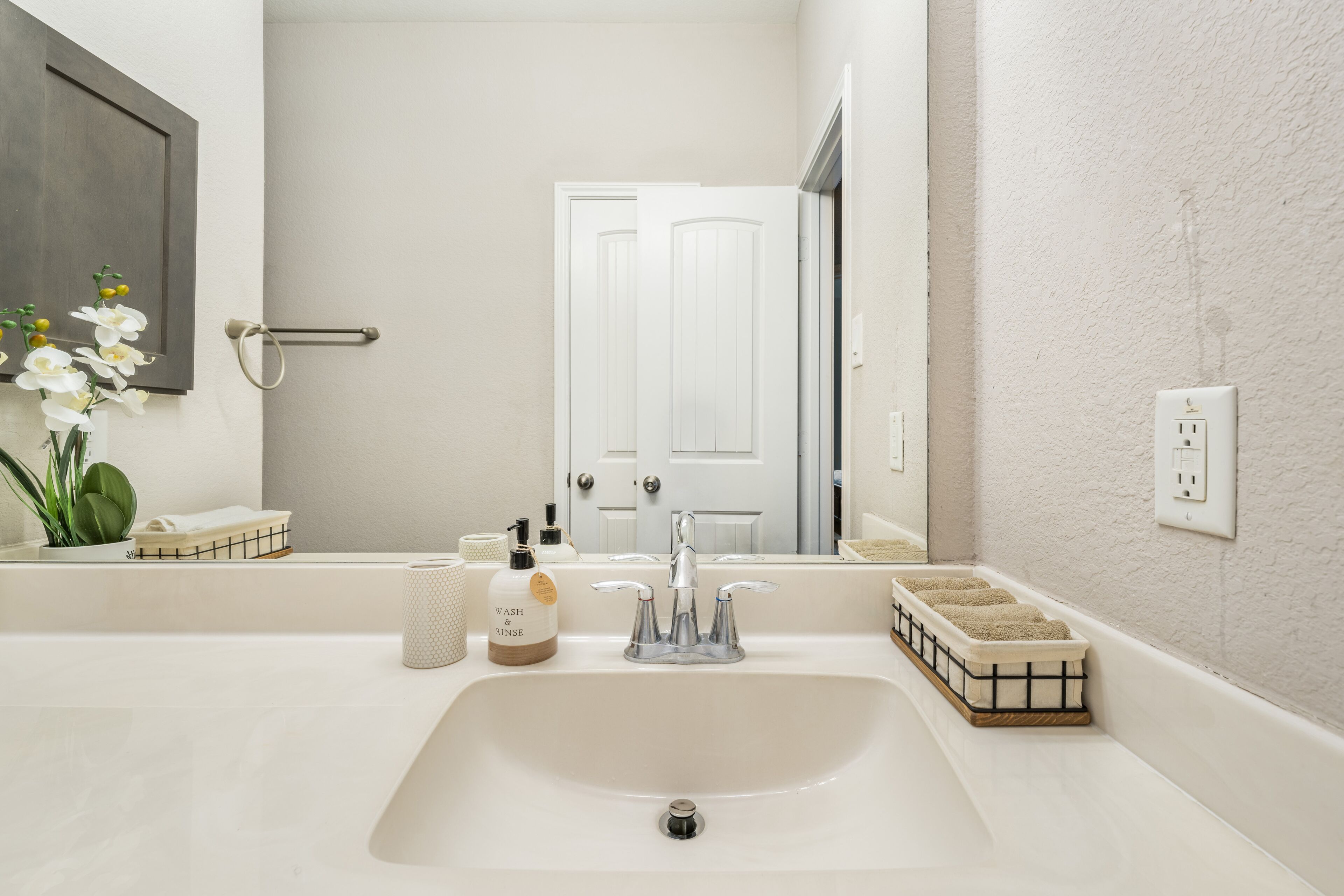 Combined shower/tub, free toiletries, hair dryer, towels