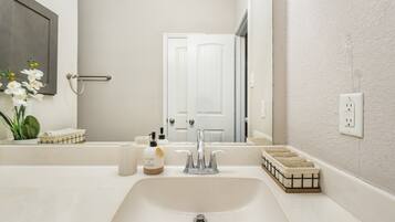Combined shower/tub, free toiletries, hair dryer, towels