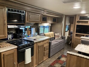 Leivänpaahdin, keittoastiat/astiat/ruokailuvälineet, mausteet