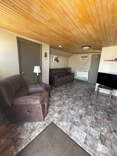 Dakota Landing Cabins & Motel: #11-Cozy, newly remodeled cabin 