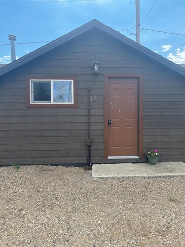 Dakota Landing Cabins & Motel: #11-Cozy, newly remodeled cabin 