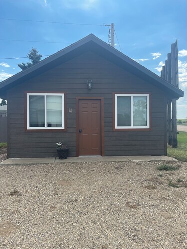 Dakota Landing Cabins & Motel: #14-Cozy, newly remodeled cabin