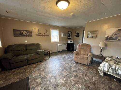 Dakota Landing Cabins & Motel: #14-Cozy, newly remodeled cabin