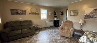 Dakota Landing Cabins & Motel: #14-Cozy, newly remodeled cabin