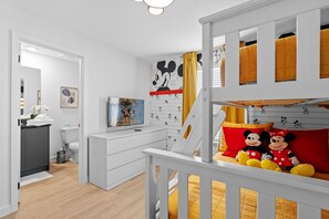 3 Schlafzimmer, Schreibtisch, Bügeleisen/Bügelbrett, Reisekinderbett