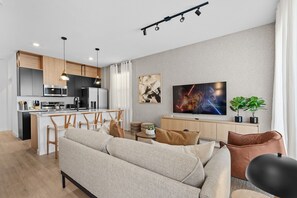 Smart TV - Bright 3BR Townhouse w/ Loft, Near Disney, Pool & Gym Access (Kissimmee)