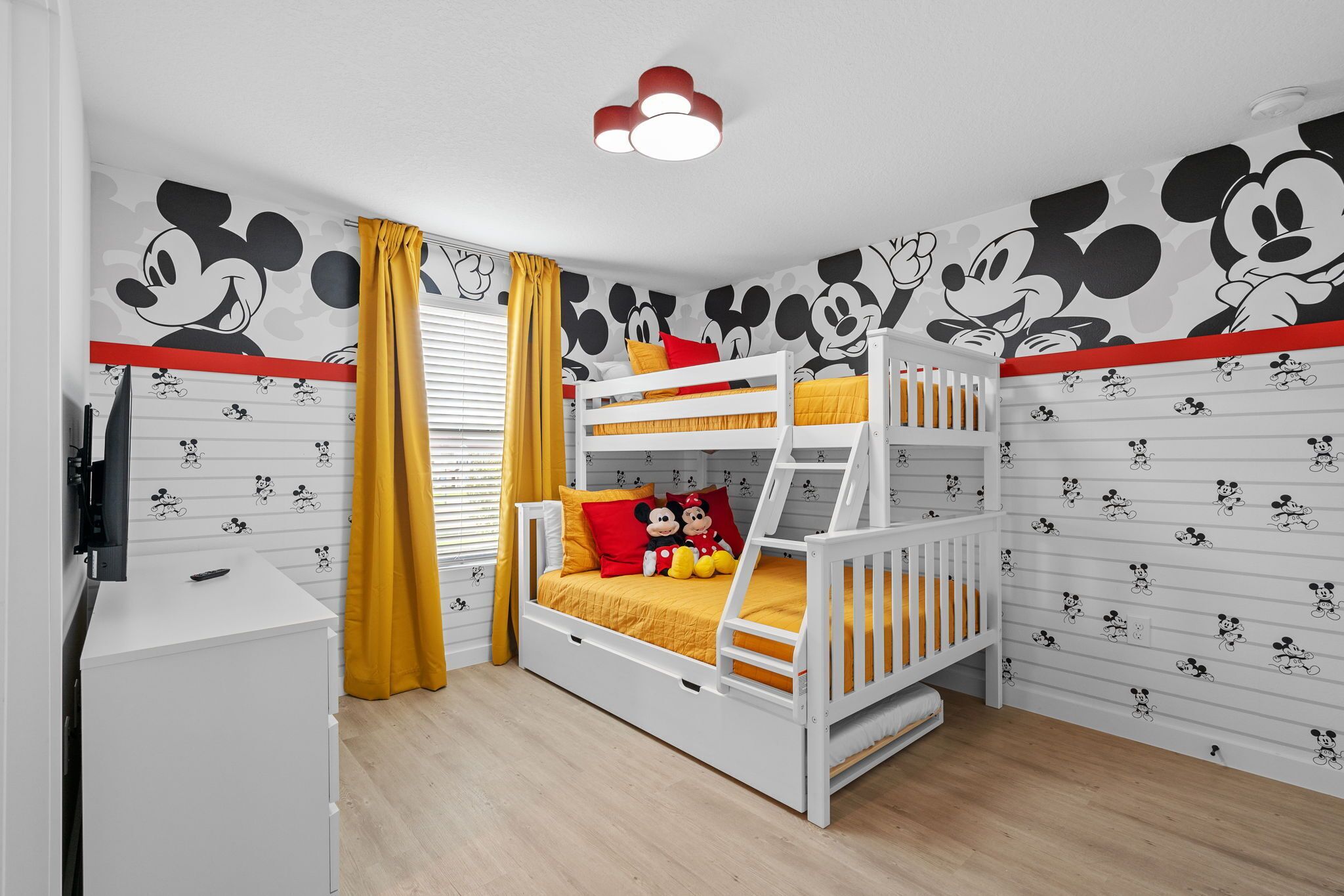 3 habitaciones, escritorio y tabla de planchar con plancha 