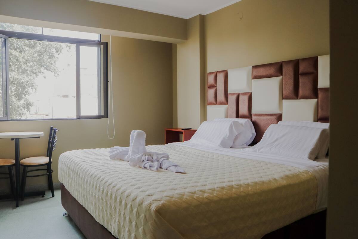 ห้องพรีเมียมดับเบิล | เครื่องนอนระดับพรีเมียม, ผ้านวมขนเป็ด, เตียงเมมโมรีโฟม