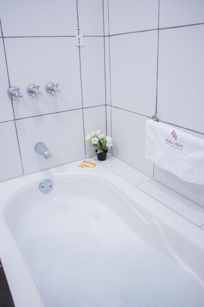 Premium Double Room | Bathroom | Bidet, towels, soap, toilet paper - Hotel Peruvian Miraflores (Lima)