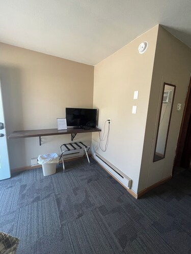 Dakota Landing Cabins & Motel: Room #2-Cozy, newly remodeled motel room