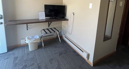 Dakota Landing Cabins & Motel: Room #2-Cozy, newly remodeled motel room