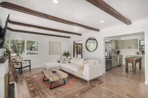 Smart TV, chimenea y oficina 