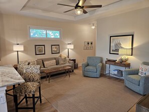 Smart TV, DVD player, books, video library - Cozy new home 2 blocks from Manatee River, close to the boardwalk, and downtown (Bradenton)