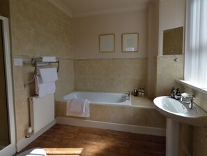 Superior Double Room | Bathroom | Shower, free toiletries, hair dryer, towels