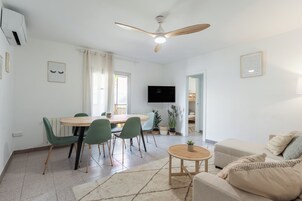 家庭公寓 | 起居区 | 43-英寸智能电视（配备数码频道）