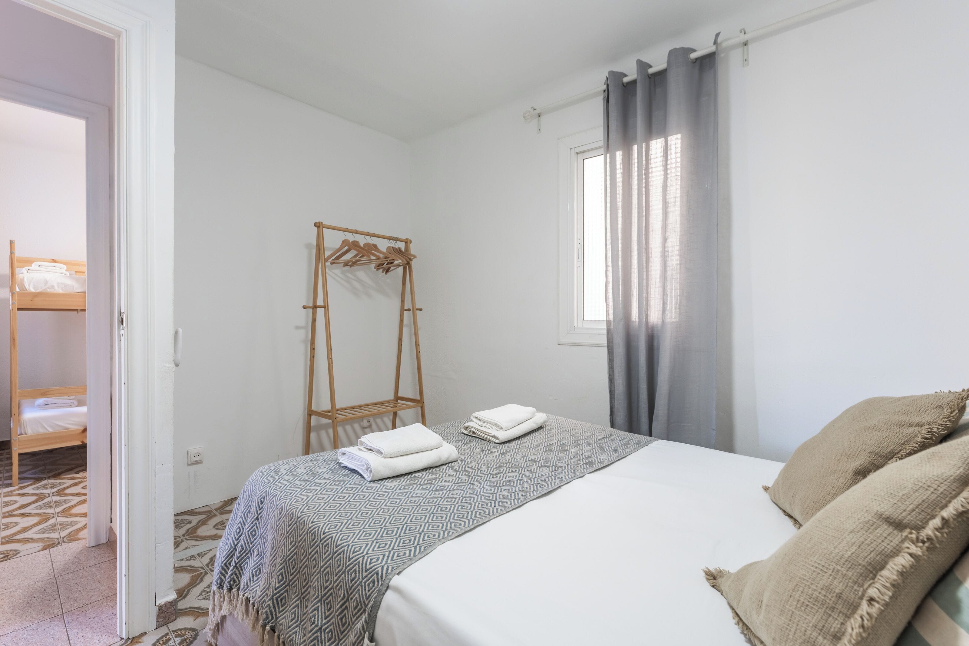 Căn hộ dành cho gia đình | Bàn, khu vực làm việc phù hợp cho laptop, bàn ủi/dụng cụ ủi quần áo 