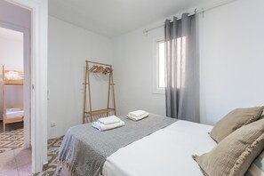 Familjelägenhet | Skrivbord, arbetsyta för laptop, strykjärn/strykbräda och gratis wi-fi