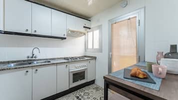 Family Apartment | Private kitchen | Full-size fridge, microwave, oven, stovetop