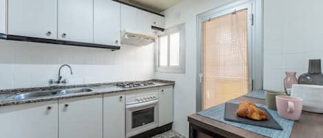 Familie appartement | Privékeuken | Een koelkast met diepvriezer, een microgolfoven, een oven, een kookplaat