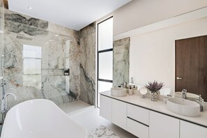 Dusche, Haartrockner, Handtücher, Seife