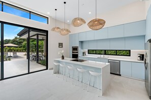 ثلاجة، ميكروويف، فرن، موقد طهي مسطح