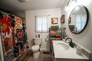 Hair dryer, towels, soap, shampoo - Cozy Dwntwn Branson Boho Bungalow. Deck-Firepit Area. B-Landing & Hspital 3-min. (Branson)
