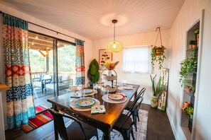 Dining - Cozy Dwntwn Branson Boho Bungalow. Deck-Firepit Area. B-Landing & Hspital 3-min. (Branson)