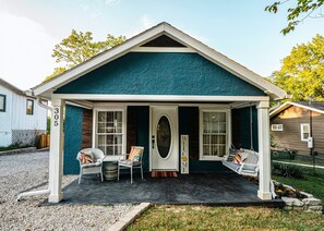 Exterior - Cozy Dwntwn Branson Boho Bungalow. Deck-Firepit Area. B-Landing & Hspital 3-min. (Branson)