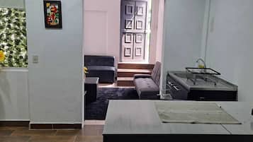 Departamento Deluxe, 2 habitaciones | Área de sala de estar | Smart TV, Netflix y servicios de streaming