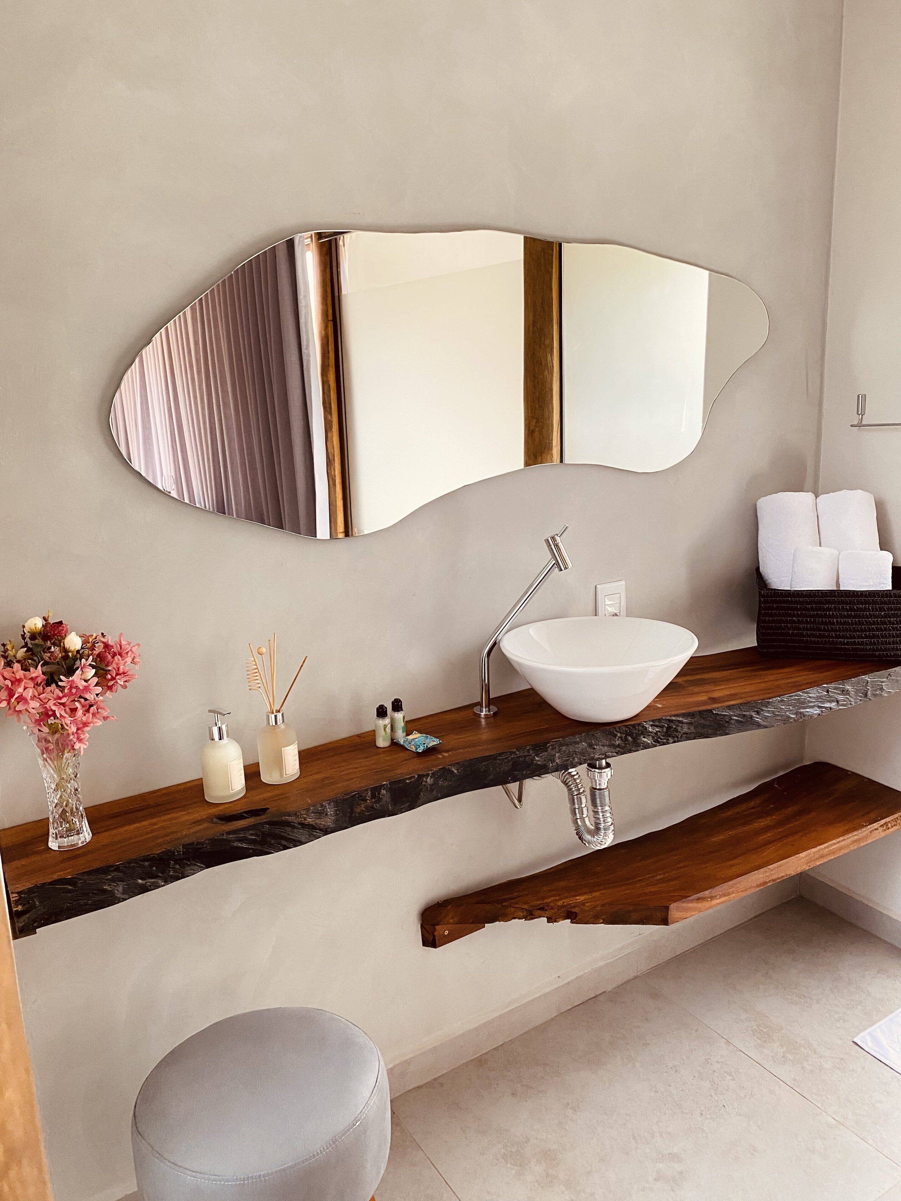 Dusj, regndusjhode, toalettartikler (inkludert) og håndklær