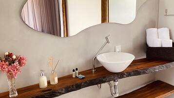 Dusj, regndusjhode, toalettartikler (inkludert) og håndklær