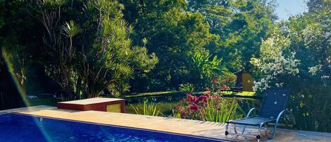 Una piscina al aire libre
