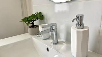 Douche, séchoir à cheveux, serviettes fournies, savon