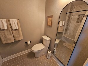Hair dryer, towels, soap, shampoo - Adventure Coast: 4/2, Near Spring and Beach, Big Yard, Fenced (Spring Hill)