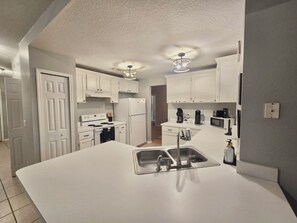 Fridge, microwave, oven, stovetop - Adventure Coast: 4/2, Near Spring and Beach, Big Yard, Fenced (Spring Hill)