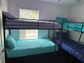 4 habitaciones, tabla de planchar con plancha, wifi y ropa de cama