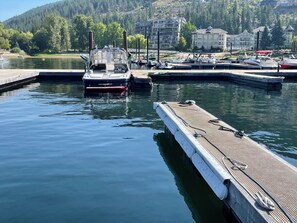 Marina - 3 bedroom, 2 bathroom condo on Mara Lake with Pool and Boat Slip (Sicamous)