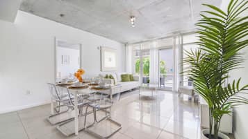 تناول الطعام داخل الغرفة