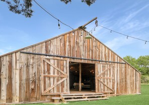 Exterior - The Rustic Barn @ The NEST at Round Top •  6mil to The Square (Round Top)